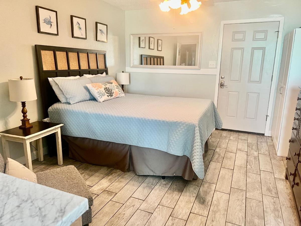Budget Friendly Condo Perfect For A Romantic Getaway Within Walking Distance To The Beach! 海湾海岸 外观 照片