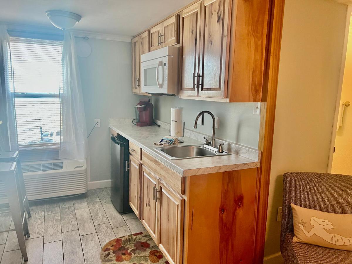 Budget Friendly Condo Perfect For A Romantic Getaway Within Walking Distance To The Beach! 海湾海岸 外观 照片